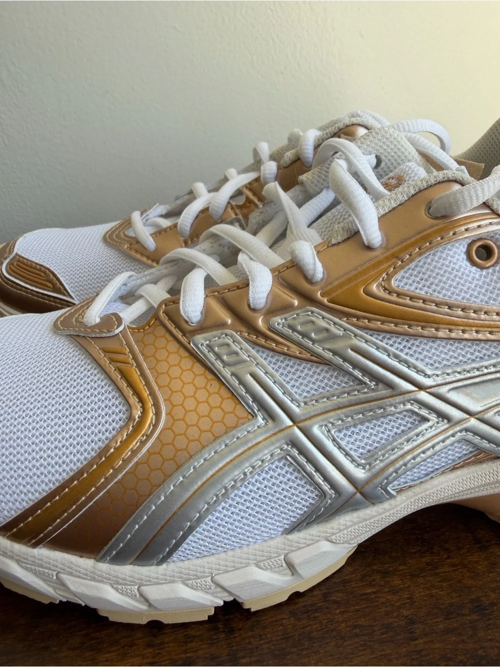 ASICS Gel DS Trainer 14 White Gold Silver 1203B102 100 Men Size 7 Women Size 8.5